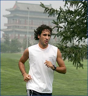 20060418211305-tour-05-china-footing-raul.jpg